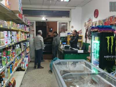 Raggiungiamo Zafar nel suo punto vendita di via Quintino Sella, nel multietnico quartiere Libert�